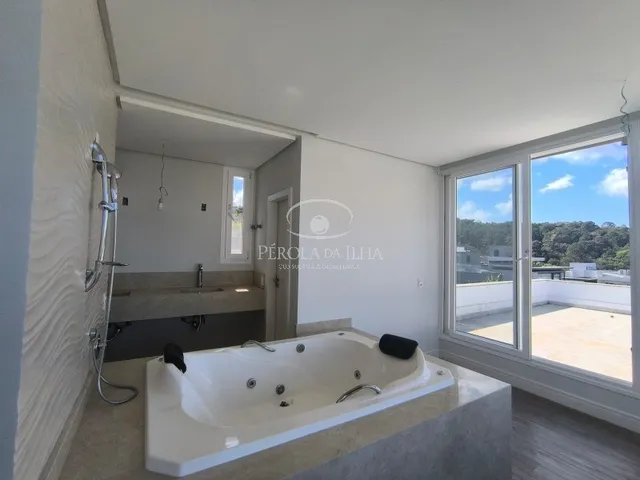 Imagem 2: Imóvel de luxo em Florianópolis-SC: 4 suítes, 3 salas, 6 banheiros, 4 vagas - 740m²