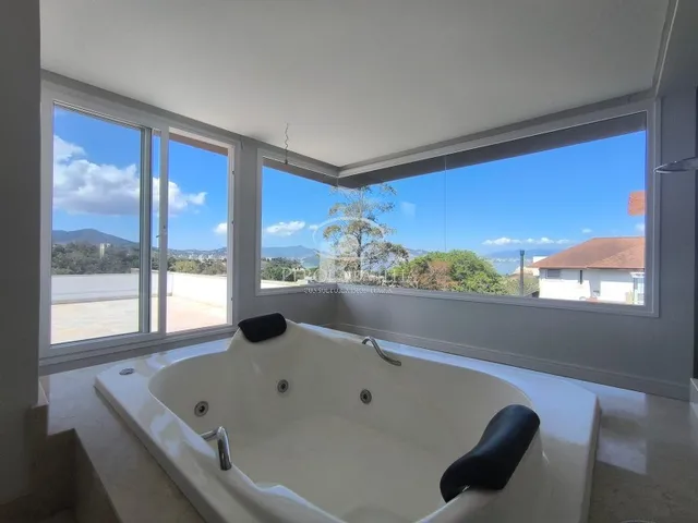 Imagem 9: Imóvel de luxo em Florianópolis-SC: 4 suítes, 3 salas, 6 banheiros, 4 vagas - 740m²