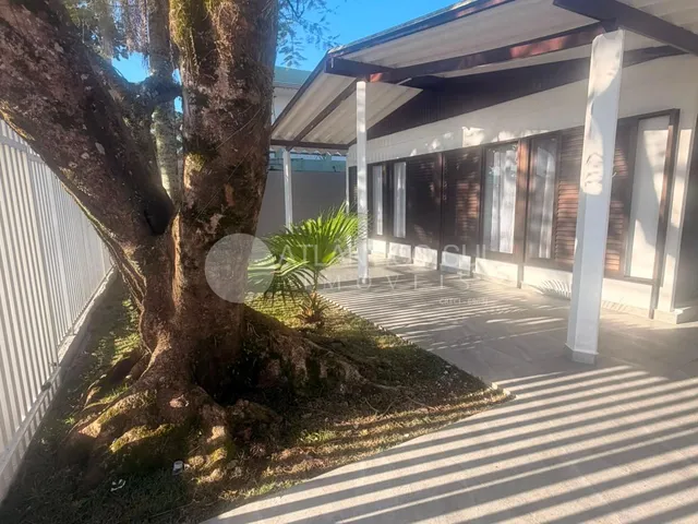Imagem: Casa à venda com piscina, em Praia de Leste