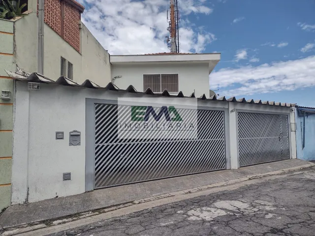 Imagem: A casa possui 4 Dormitórios, 1 Suíte, 3 Banheiros, 4