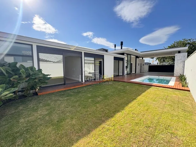 Imagem: Casa de Alto Padrão À Venda no Bairro