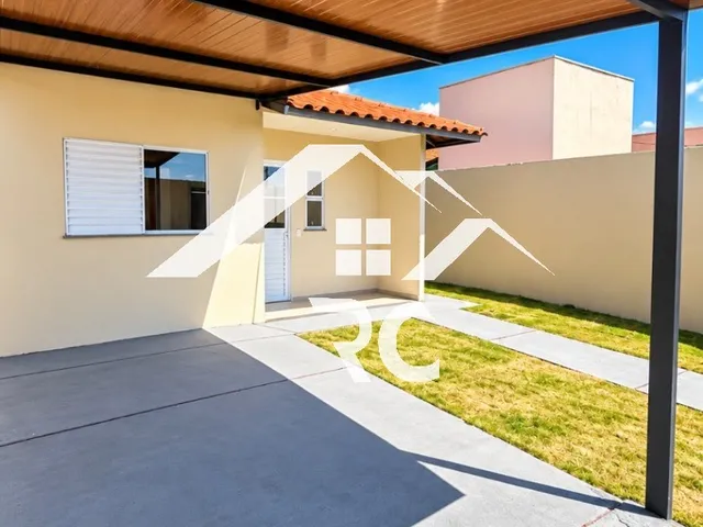 Imagem: A casa possui 2 Dormitórios, 1 Suíte e está localizado