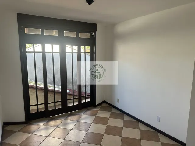 Imagem 8: Residencia com 6 dormitorios, area central de Pirabeiraba, rua sem saida, com escritorio