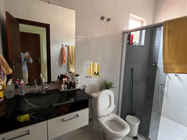Imagem 13: P>Casa com excelente espaço interno e ótimo potencial para quem busca um imóvel amplo
