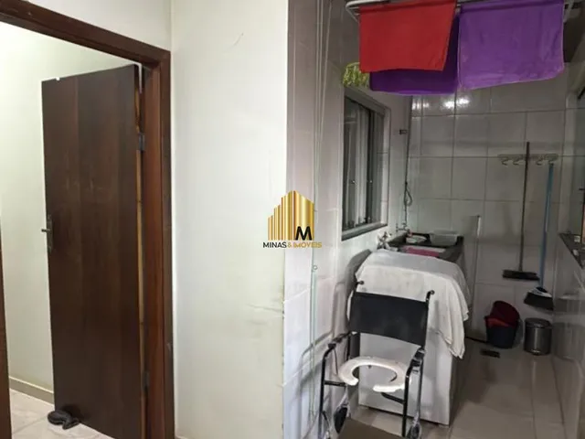 Imagem 9: P>Casa com excelente espaço interno e ótimo potencial para quem busca um imóvel amplo