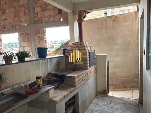 Imagem 8: P>Casa com excelente espaço interno e ótimo potencial para quem busca um imóvel amplo