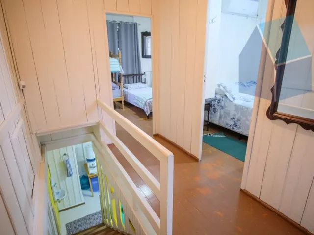 Imagem 2: Casa Amarela com 6 dormitórios de Frente para o Mar - Pé na areia