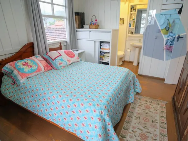 Imagem 5: Casa Amarela com 6 dormitórios de Frente para o Mar - Pé na areia