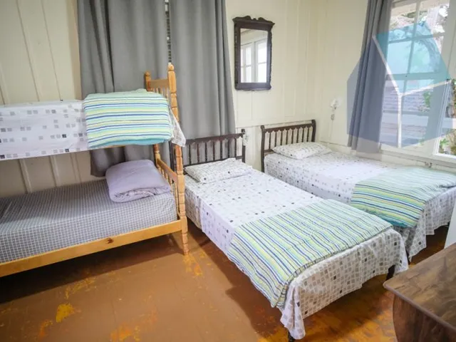 Imagem 12: Casa Amarela com 6 dormitórios de Frente para o Mar - Pé na areia