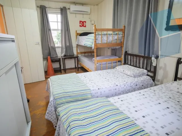 Imagem 10: Casa Amarela com 6 dormitórios de Frente para o Mar - Pé na areia