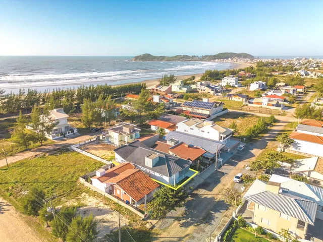 Imagem 2: Casa a venda a 100(cem) metros do mar, porteira fechada! Localizada na praia de