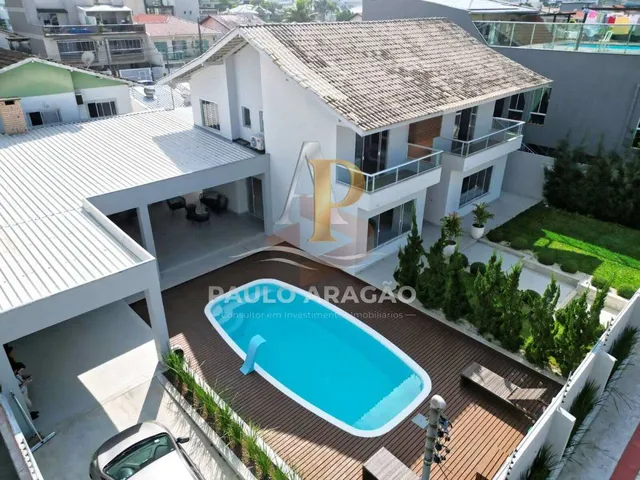 Imagem 2: Casa À Venda em Balneário Camboriú, Centro, com 4 Quartos, 400M²