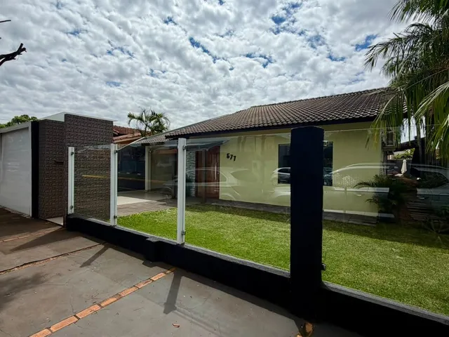 Imagem: Casa sozinha no terreno, com piscina à