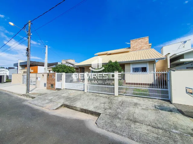 Imagem: Casa de laje com cinco quartos e escriturada