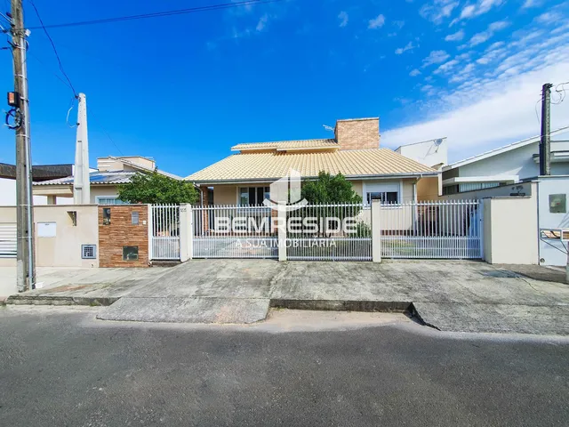 Imagem 3: Casa de laje com cinco quartos e escriturada no bairro Cristo Rei em Jaguaruna