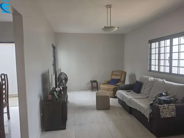 Imagem 3: Casa de 195 metros, com 3 quartos (2 suítes), 2 salas, quintal amplo e 4 vagas de