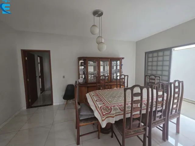 Imagem 6: Casa de 195 metros, com 3 quartos (2 suítes), 2 salas, quintal amplo e 4 vagas de
