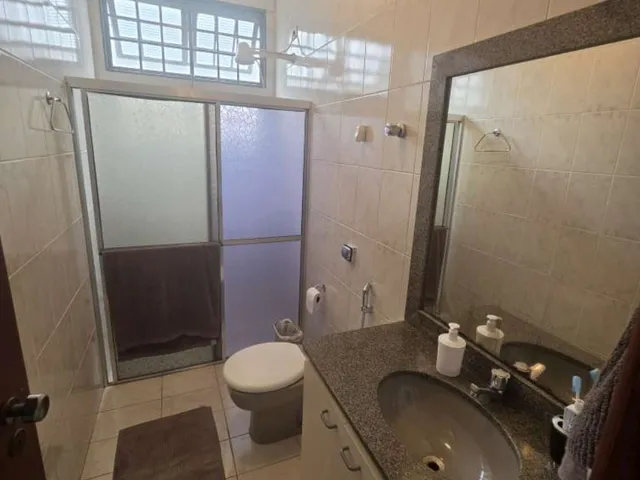 Imagem 12: Casa de 195 metros, com 3 quartos (2 suítes), 2 salas, quintal amplo e 4 vagas de