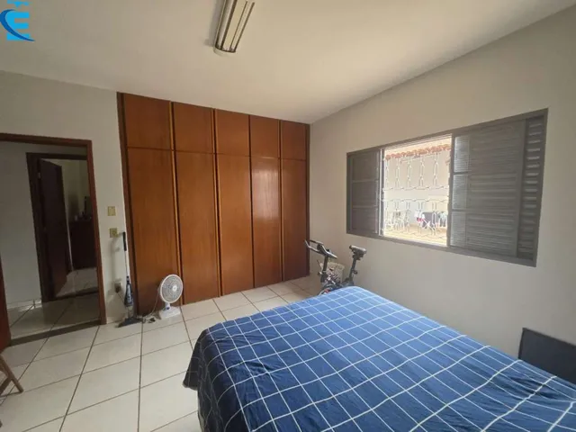 Imagem 16: Casa de 195 metros, com 3 quartos (2 suítes), 2 salas, quintal amplo e 4 vagas de