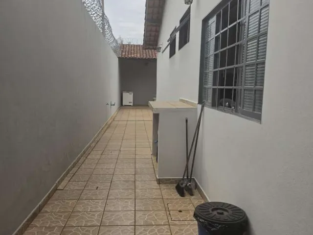 Imagem 11: Casa de 195 metros, com 3 quartos (2 suítes), 2 salas, quintal amplo e 4 vagas de