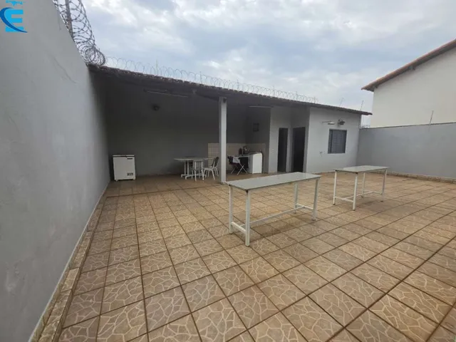 Imagem 8: Casa de 195 metros, com 3 quartos (2 suítes), 2 salas, quintal amplo e 4 vagas de