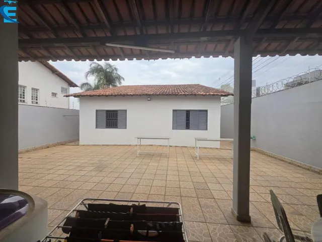 Imagem 5: Casa de 195 metros, com 3 quartos (2 suítes), 2 salas, quintal amplo e 4 vagas de