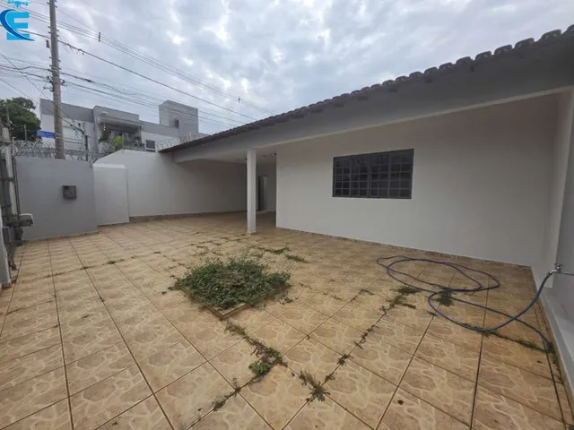 Imagem 7: Casa de 195 metros, com 3 quartos (2 suítes), 2 salas, quintal amplo e 4 vagas de