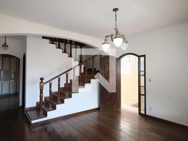 Imagem: A casa possui 3 Dormitórios, 1 Suíte, 2 Banheiros, 3