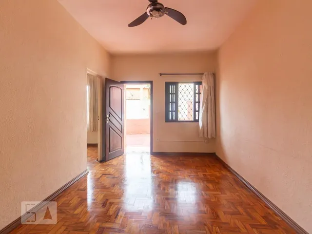 Imagem: A casa possui 3 Dormitórios, 1 Banheiro, 7 Vagas na