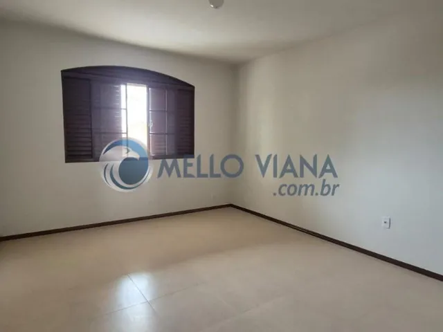 Imagem 2: Excelente chácara localizada em área urbana, com sala com varanda, 4 quartos (sendo 2
