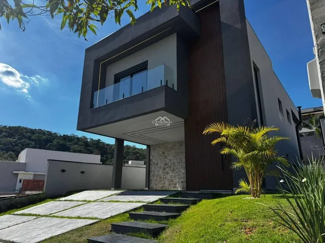 Imagem: Sobrado com 4 Dormitórios À Venda, 302