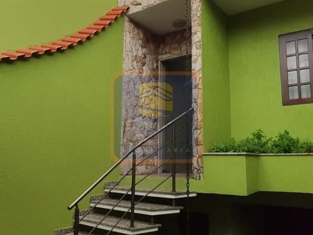 Imagem: A casa possui 4 Dormitórios, 1 Suíte, 4 Banheiros, 6