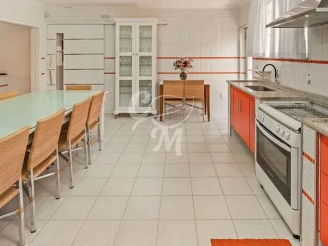 Imagem 2: Casa Ampla com 4.800 M², Piscina e Muito Verde
