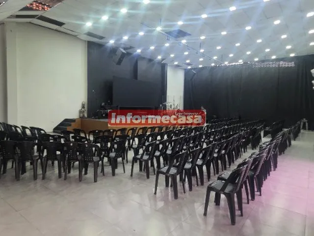 Imagem: O depósito possui 3 Banheiros, 10 Vagas na garagem,