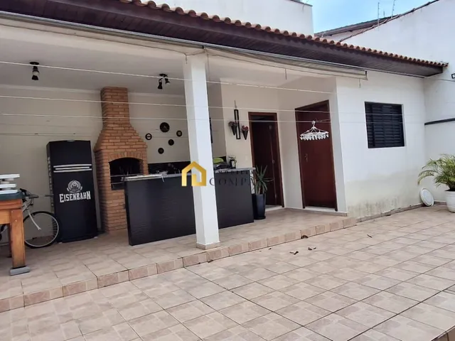 Imagem: A casa possui 3 Dormitórios, 3 Suítes, 5 Banheiros, 4