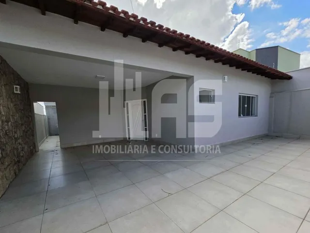 Imagem: A casa possui 4 Dormitórios, 1 Suíte, 3 Banheiros, 4