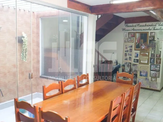 Imagem: A casa possui 4 Dormitórios, 1 Suíte, 4 Banheiros, 4