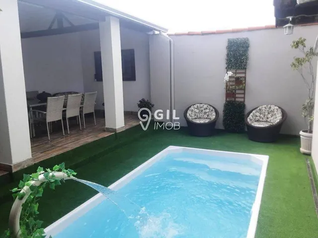 Imagem: A casa possui 3 Dormitórios, 1 Suíte, 3 Banheiros, 2