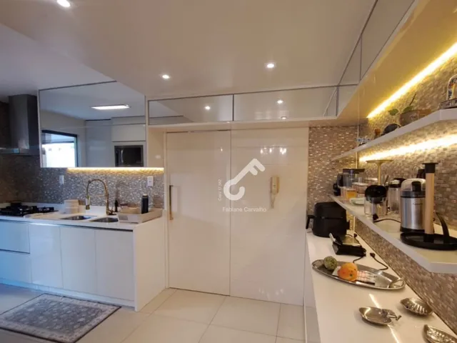 Imagem 7: BURAQUINHO, Lauro de Freitas. Duplex composto de 4 quartos sendo 3 suítes superiores e 1