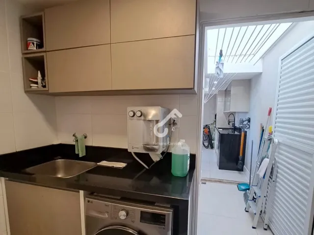 Imagem 8: BURAQUINHO, Lauro de Freitas. Duplex composto de 4 quartos sendo 3 suítes superiores e 1