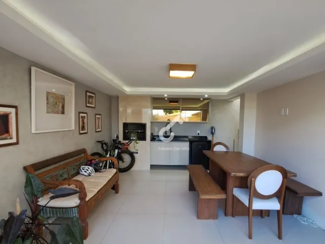 Imagem 14: BURAQUINHO, Lauro de Freitas. Duplex composto de 4 quartos sendo 3 suítes superiores e 1