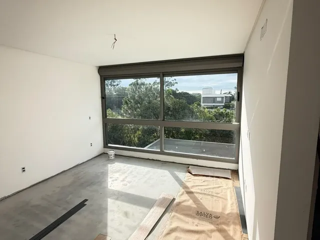Imagem: A casa possui 3 Dormitórios, 1 Suíte, 2 Banheiros, 2