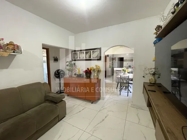 Imagem: A casa possui 4 Dormitórios, 2 Banheiros, 2 Vagas na