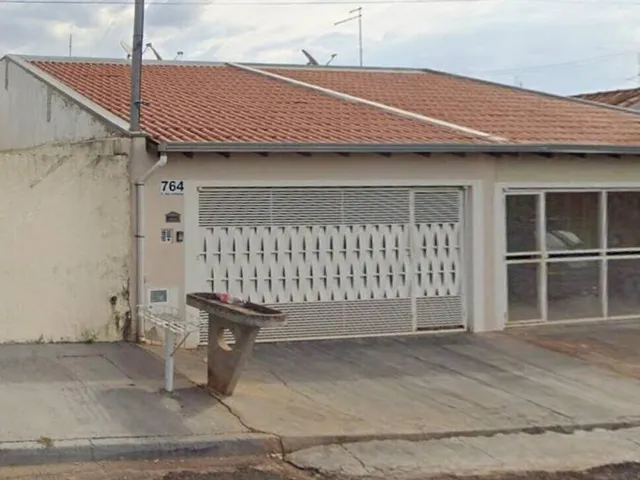 Imagem: A casa possui 3 Dormitórios, 2 Banheiros, 180m² de Área,