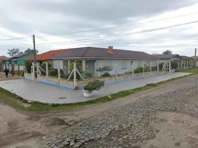 Imagem 2: Casa de Alvenaria à venda com lareira e churrasqueira, próximo da praia