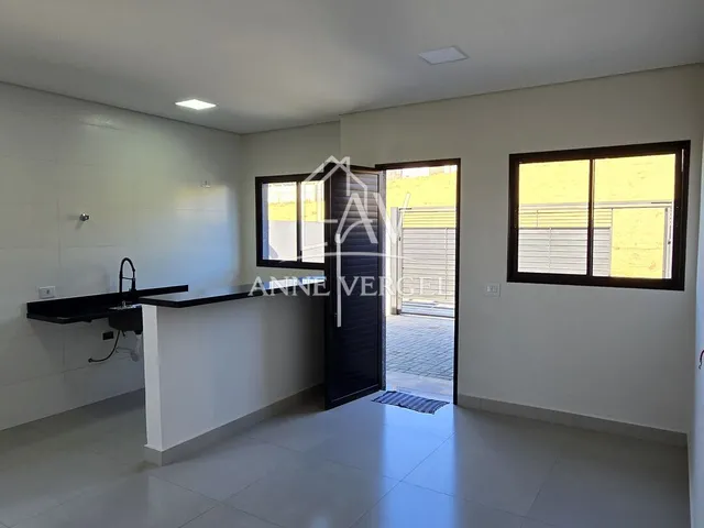 Imagem: A casa possui 2 Dormitórios, 1 Banheiro, 2 Vagas na