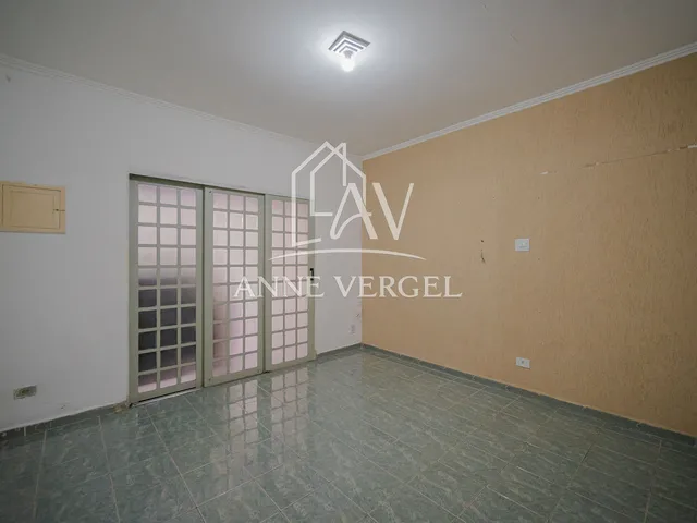 Imagem: A casa possui 3 Dormitórios, 1 Banheiro, 2 Vagas na