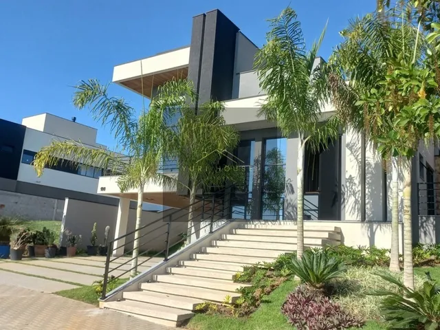 Imagem: A casa possui 3 Dormitórios, 3 Suítes, 5 Banheiros, 2
