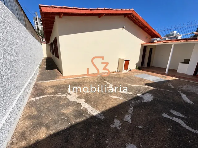 Imagem: A casa possui 3 Dormitórios, 1 Suíte, 2 Banheiros, 2