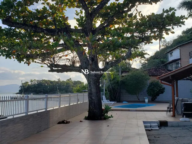 Imagem 6: Casa com 5 Quartos à Venda na Beira-Mar de Sambaqui, Florianópolis